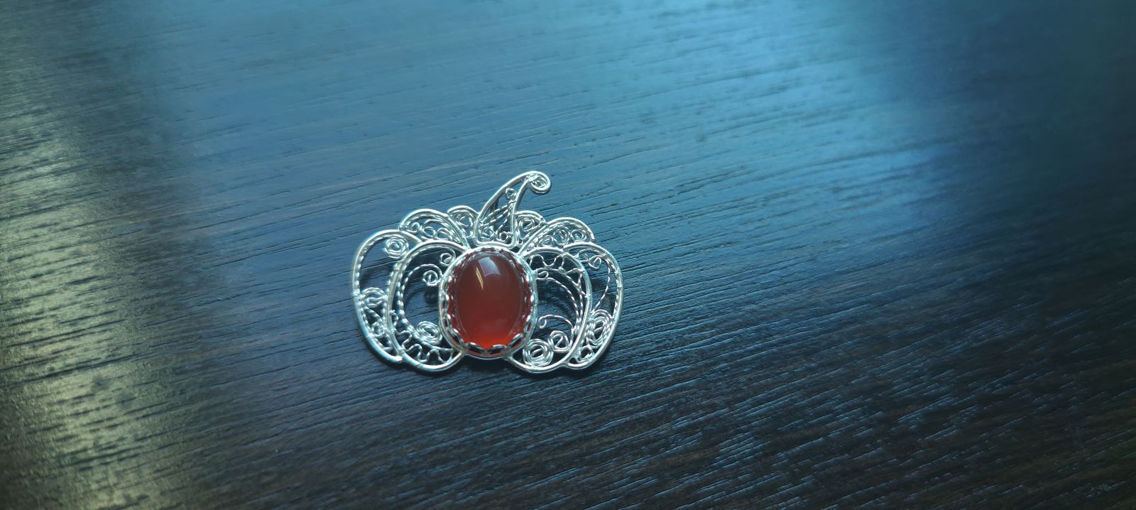 Zilveren filigrein broche met carneool / silver filigree brooch with carnelian