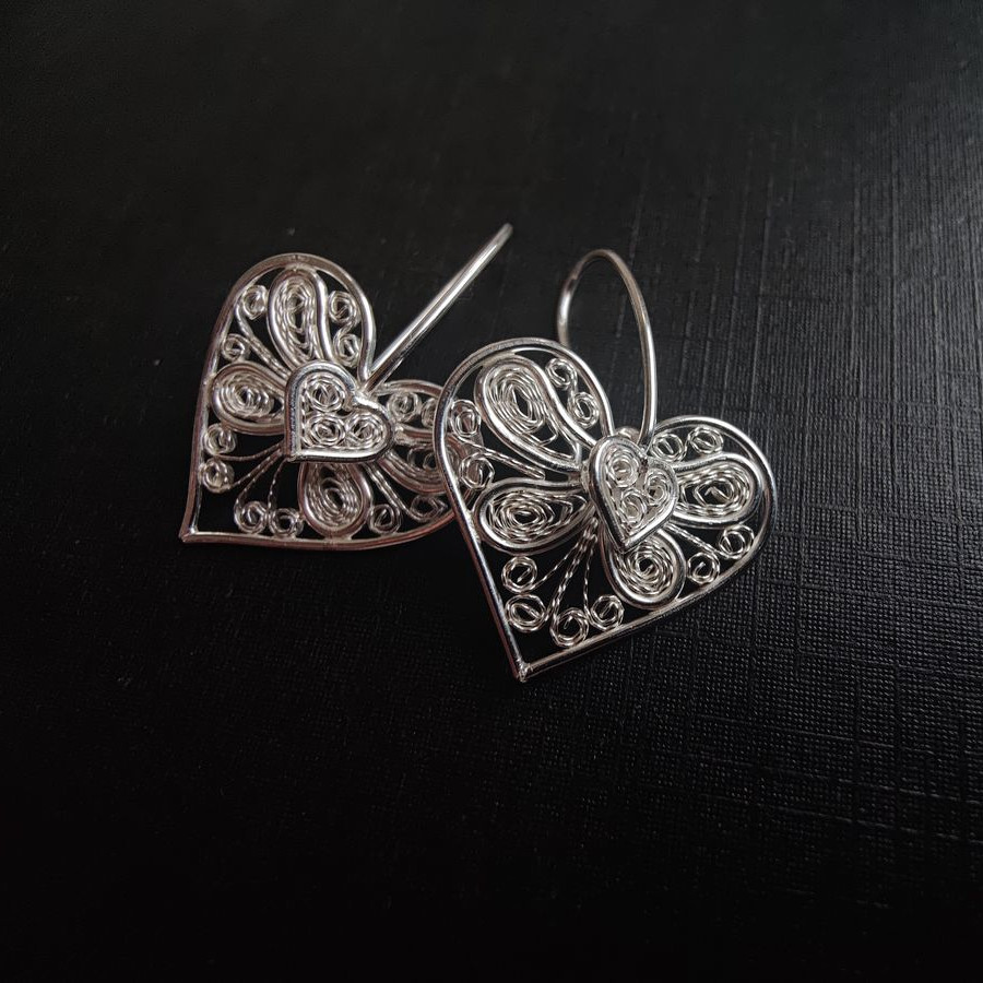 Hartvormige zilveren filigrein oorbellen / heart-shaped silver filigree earrings