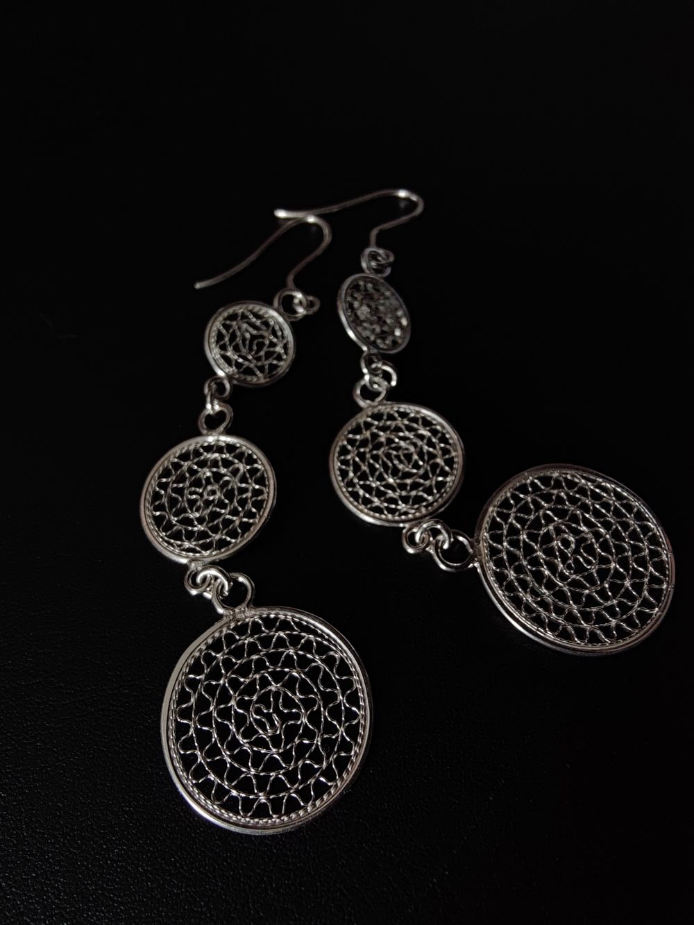 Zilveren filigrein oorhangers met rozetmotief / silver filigree drop earrings